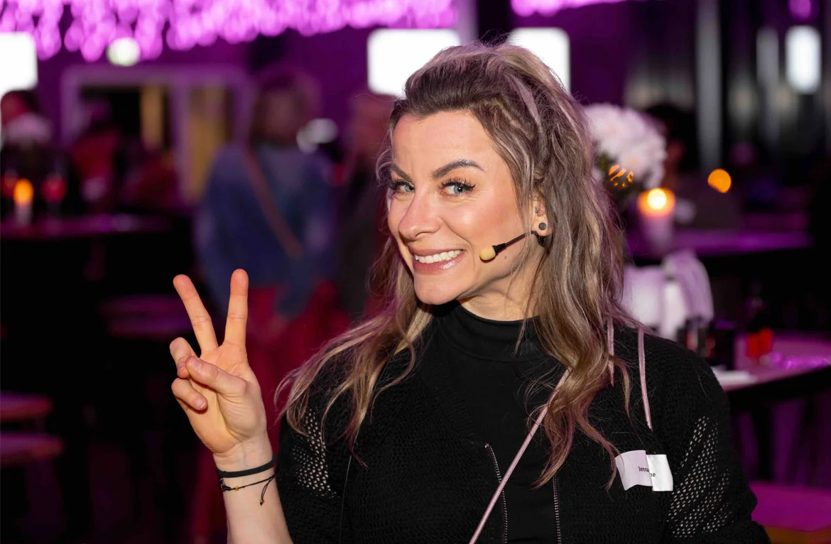 Jenna von Thäne begeistert als Moderatorin das Publikum – Eventfoto 1