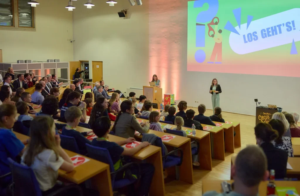 Jenna von Thäne auf der Bühne als Eventmoderatorin – Eventfoto 2