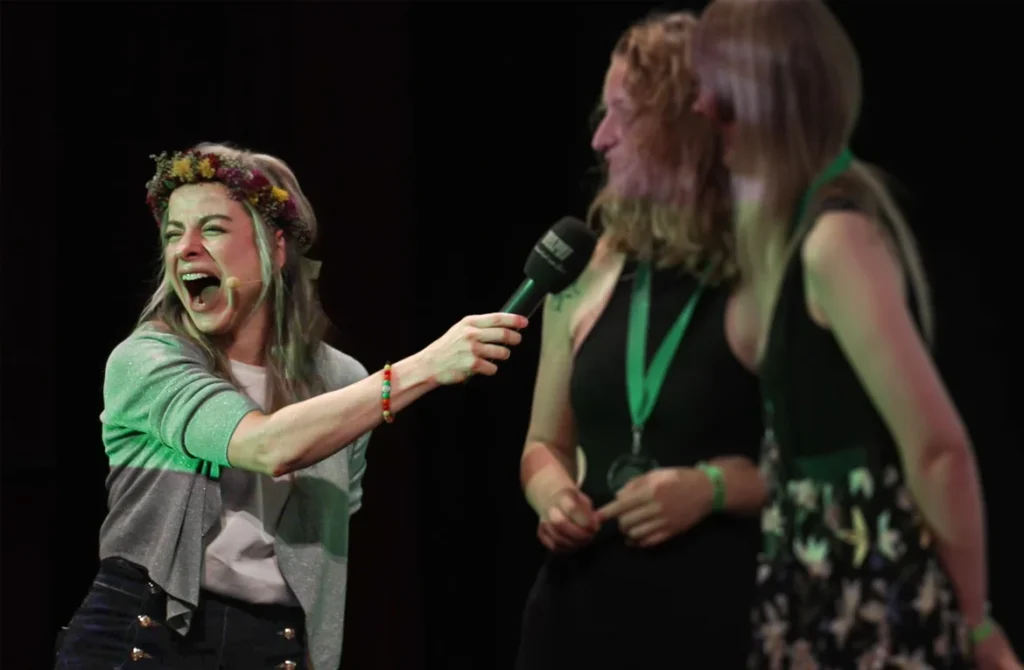 Moderatorin Jenna von Thäne interagiert mit dem Publikum – Eventfoto 4