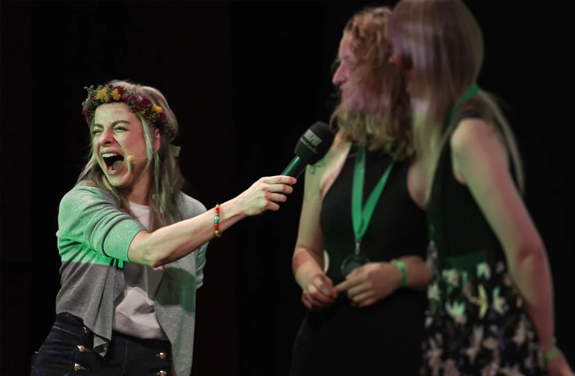 Moderatorin Jenna von Thäne interagiert mit dem Publikum – Eventfoto 4