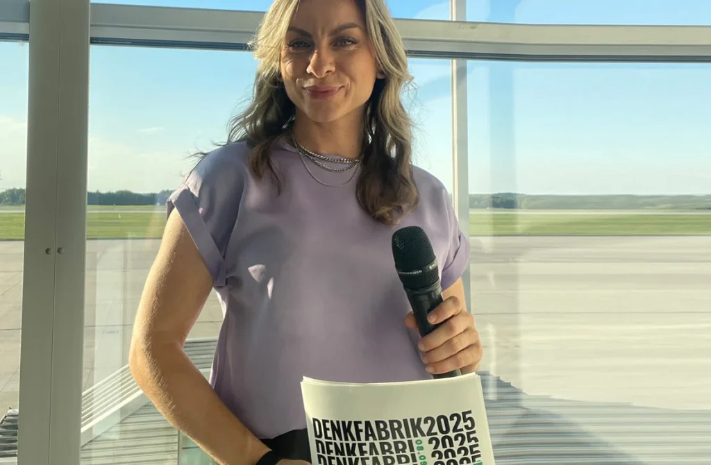 Jenna von Thäne im Gespräch mit Gästen einer Veranstaltung – Eventfoto 5