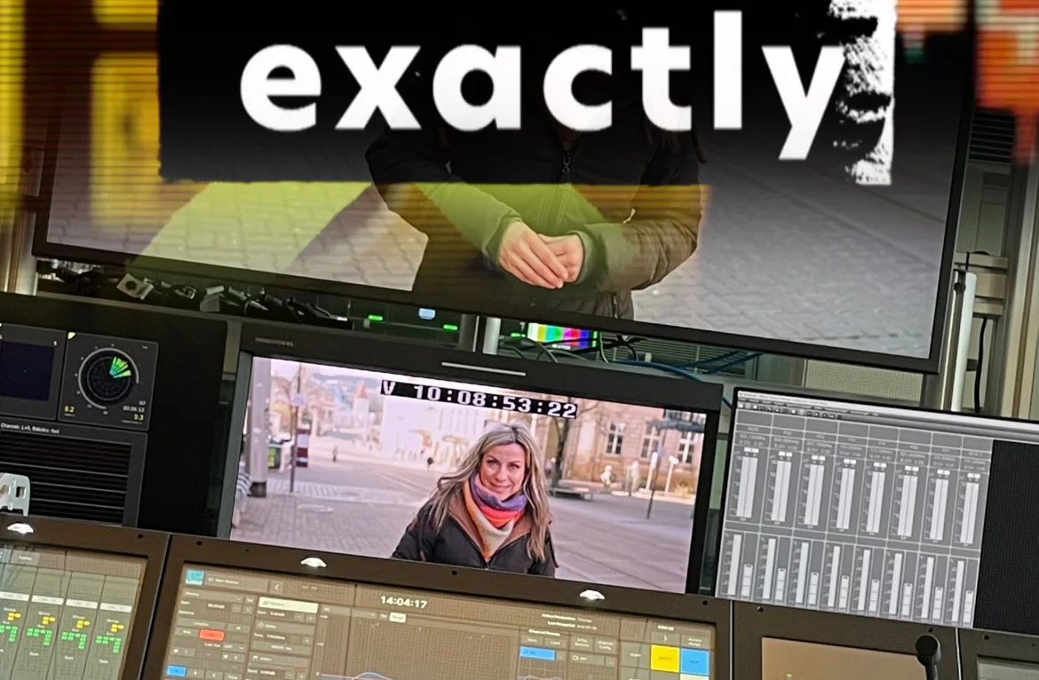 Jenna von Thäne lacht bei einer Event-Moderation – Eventfoto 6