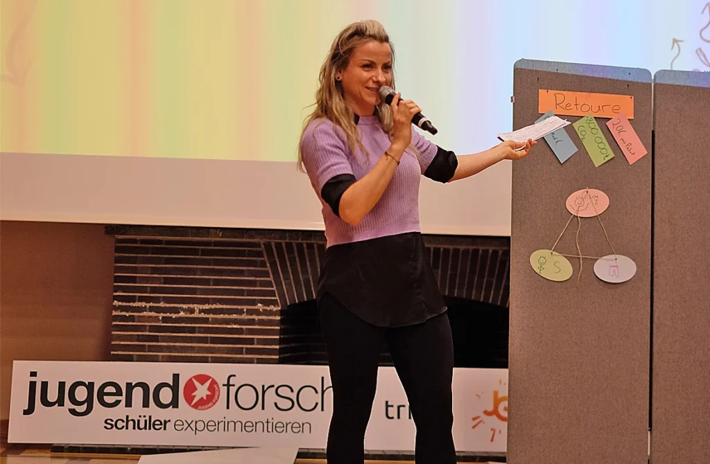 Jenna von Thäne bei einer Preisverleihung als Moderatorin – Eventfoto 7