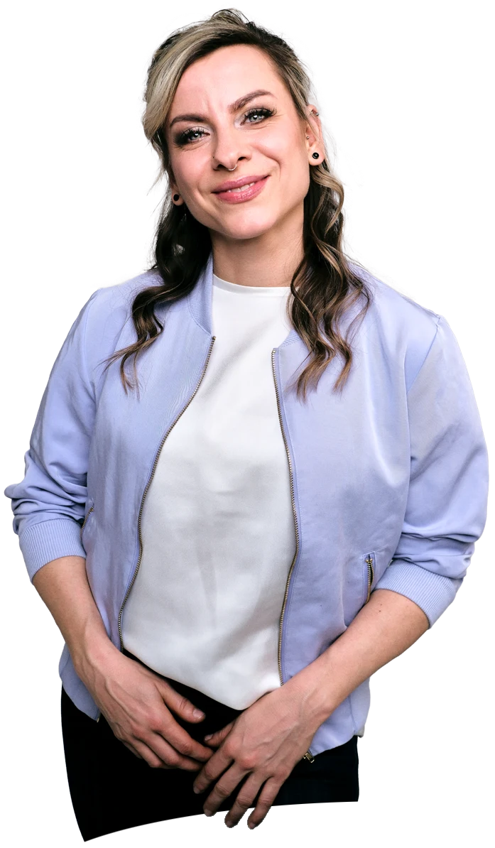 Jenna von Thäne – Moderatorin mit Mikrofon, Portrait für die Startseite