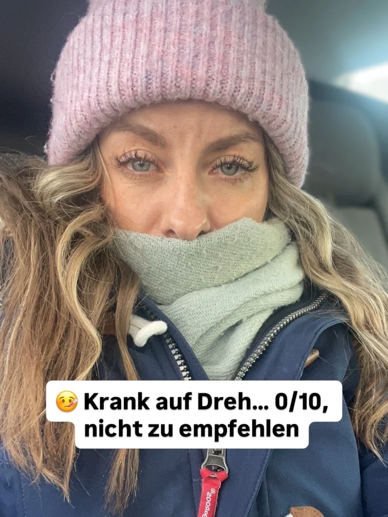 Jenna von Thäne mit rosa Mütze und mintgrünem Schal im Auto, krank vor einem Drehtermin