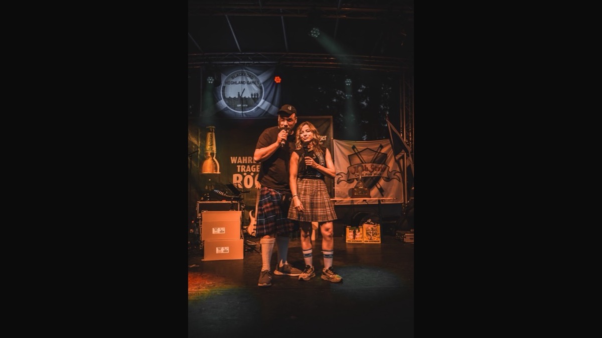 Jenna von Thäne moderiert gemeinsam mit einem Kollegen ein Sportevent auf der Bühne Jenna von Thäne moderiert gemeinsam mit einem Kollegen ein Sportevent auf der Bühne