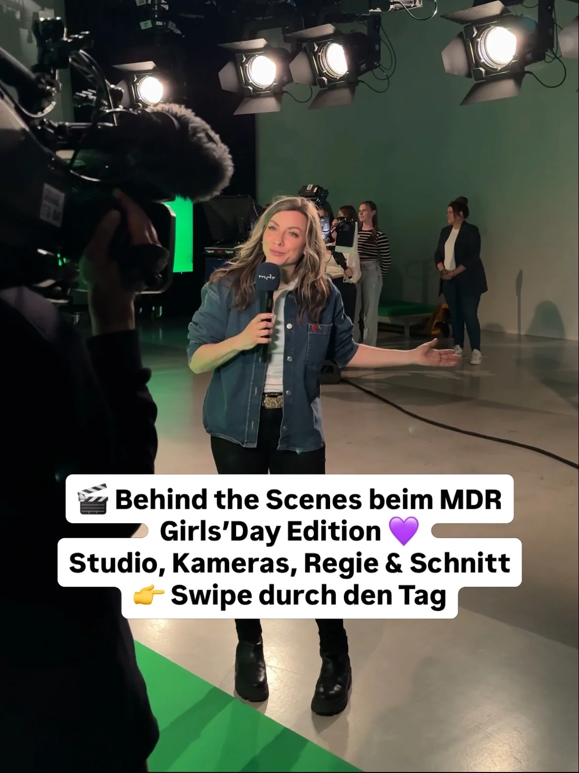 Jenna von Thäne steht beim Girls’Day mit MDR-Mikrofon im Fernsehstudio.
