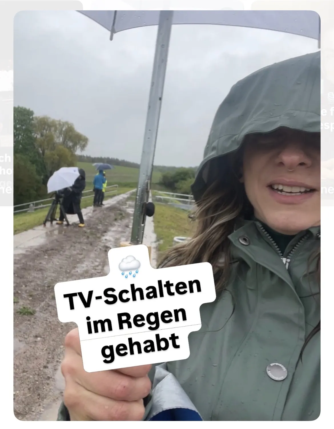 Live-Reporterin Jenna von Thäne bei einem Dreh im Regen