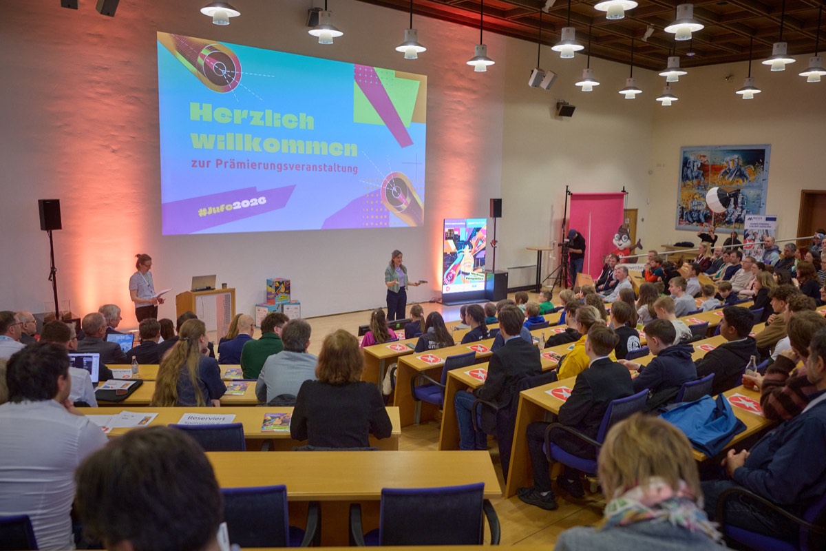 Blick auf die Bühne bei der Preisverleihung von Jugend forscht Sachsen-Anhalt