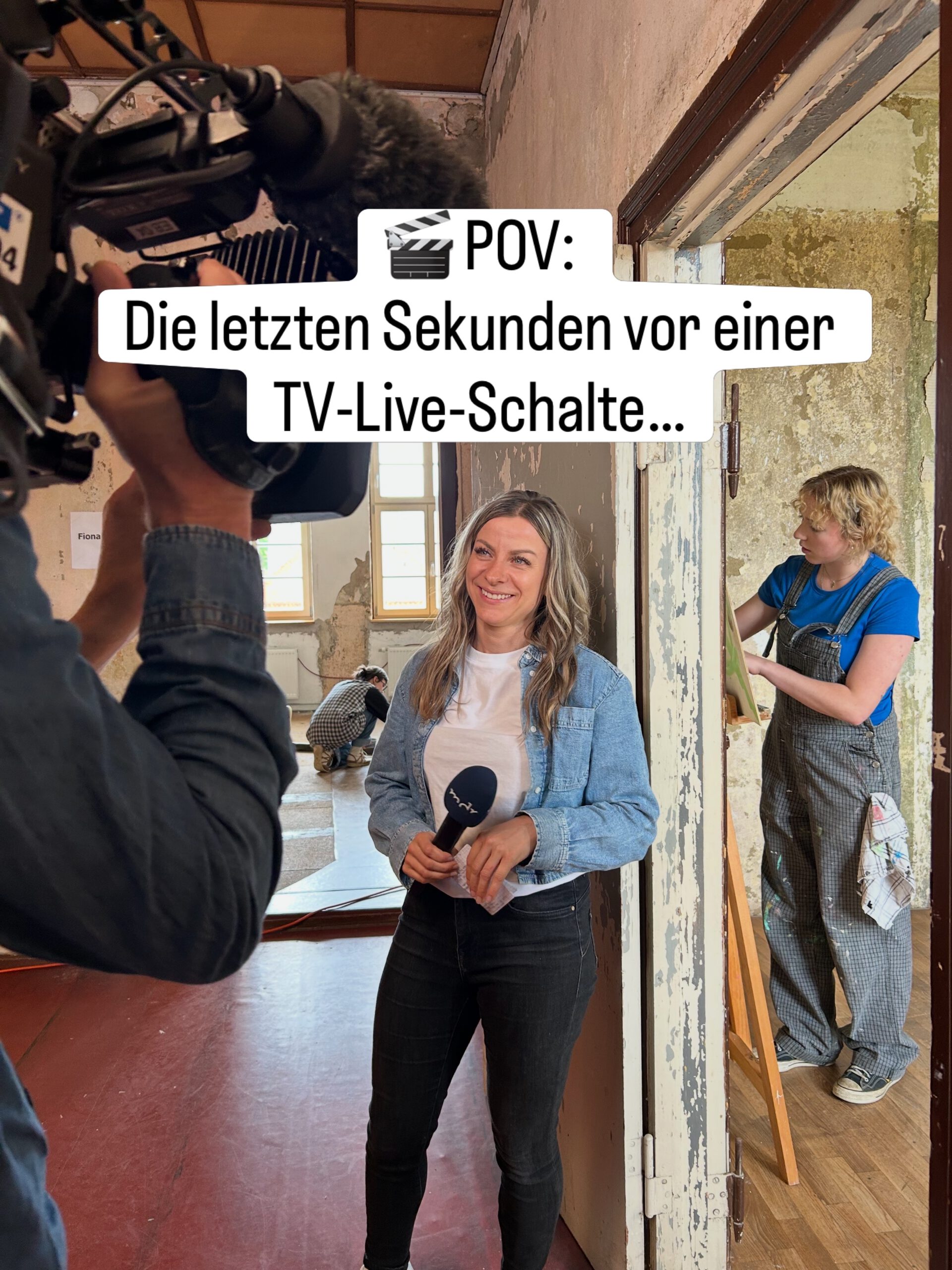 Jenna von Thäne kurz vor einer TV-Live-Schalte mit MDR-Mikrofon und Kamera
