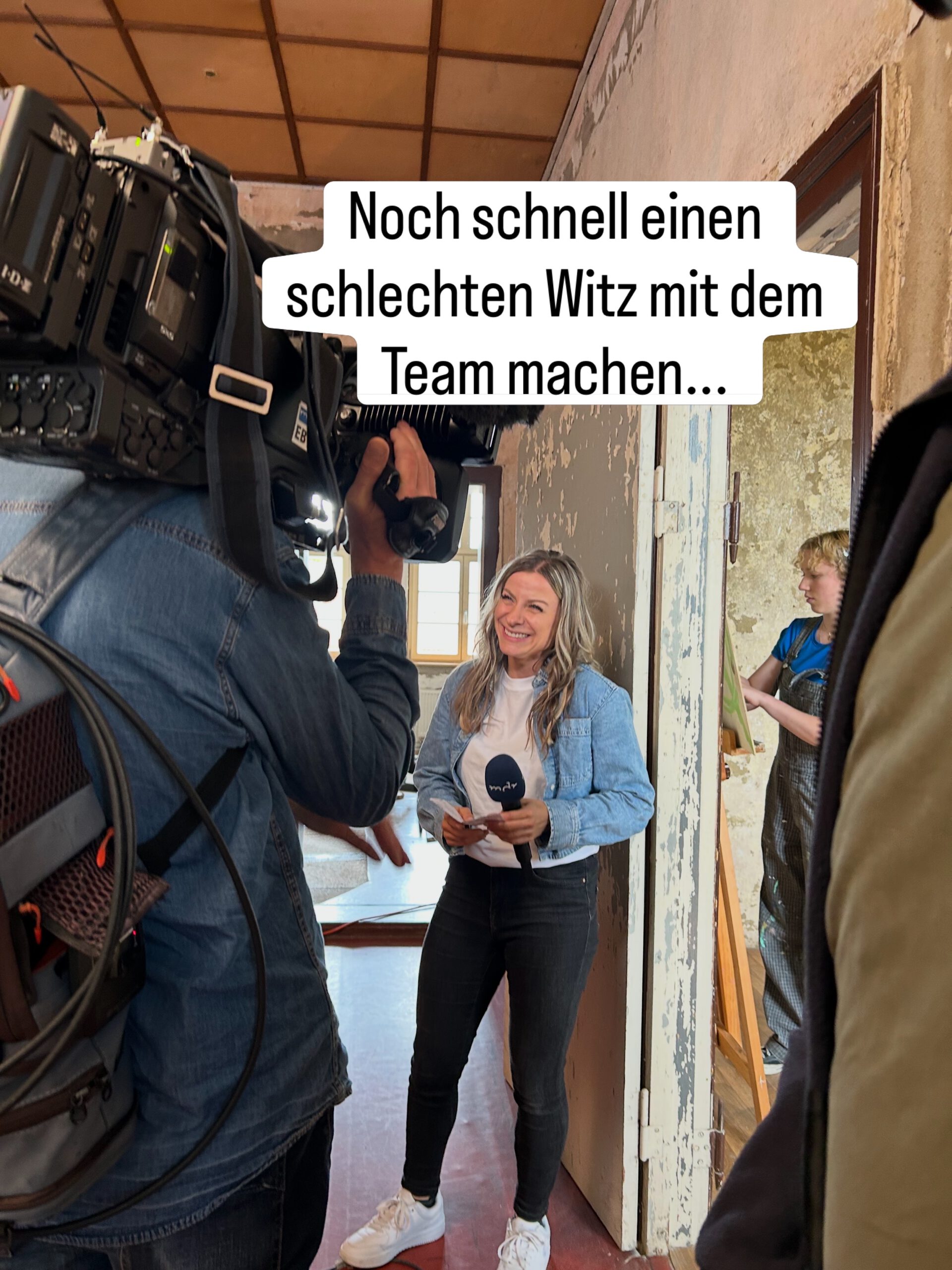 Jenna von Thäne lacht kurz vor der Live-Schalte mit dem Kamerateam