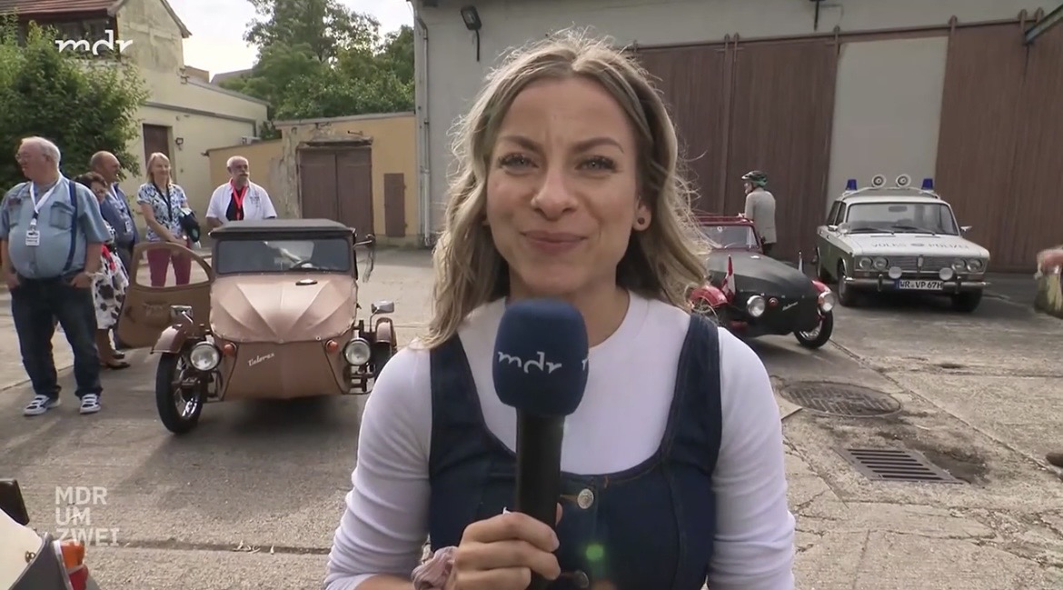 Jenna von Thäne berichtet mit MDR-Mikrofon vom Velorex-Treffen