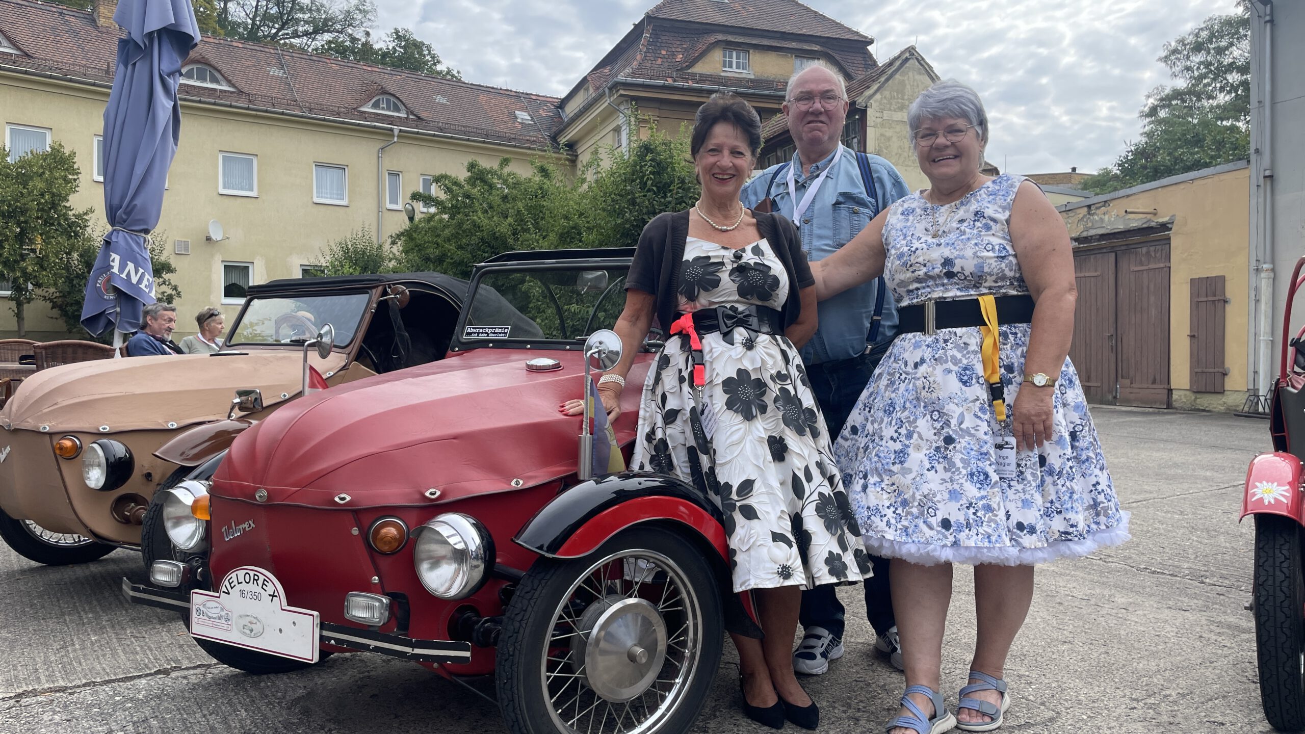 Teilnehmende beim Velorex-Treffen in Pretzsch an der Elbe mit rotem Velorex