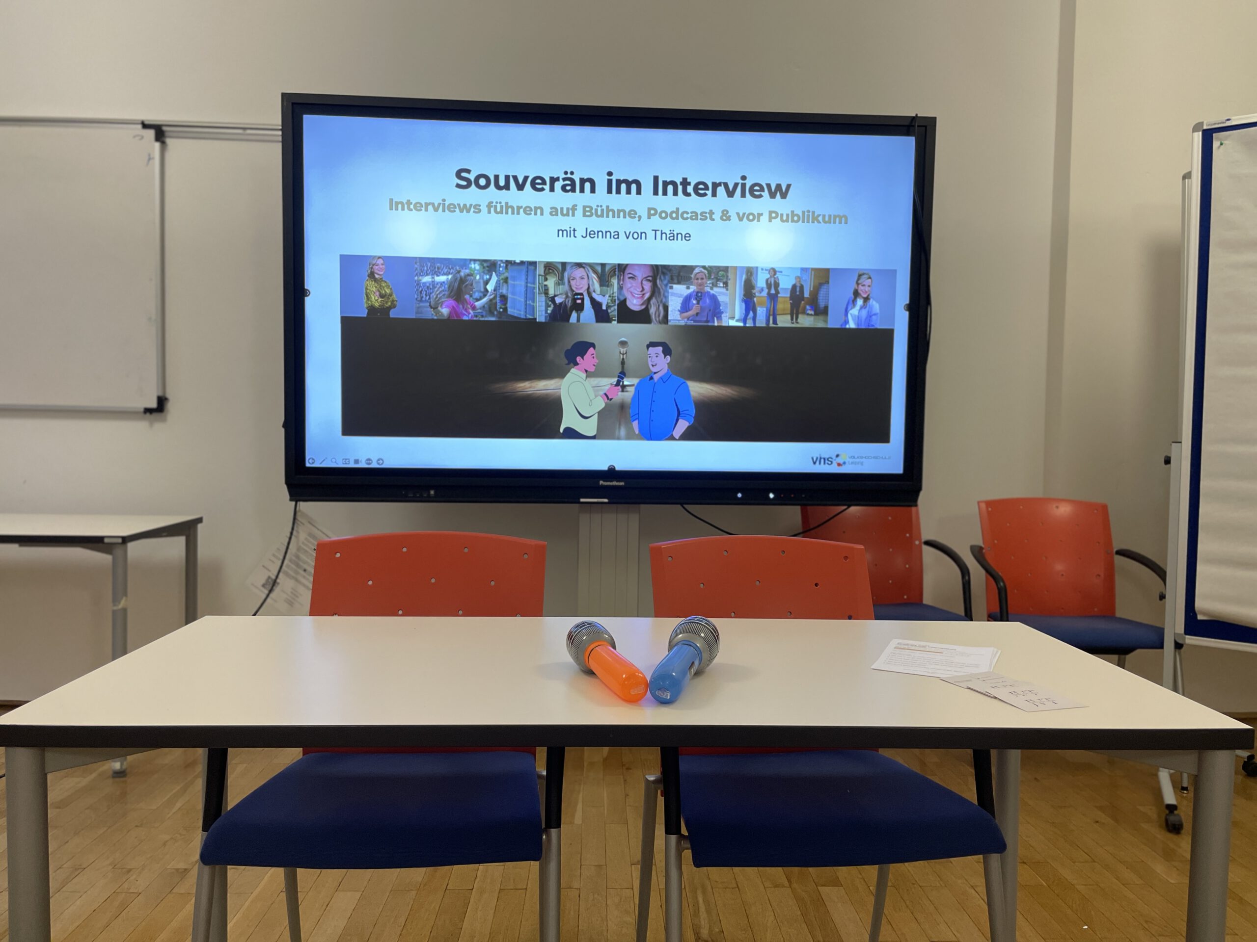 Kursraum der Volkshochschule Leipzig mit Präsentation Souverän im Interview und zwei Mikrofonen