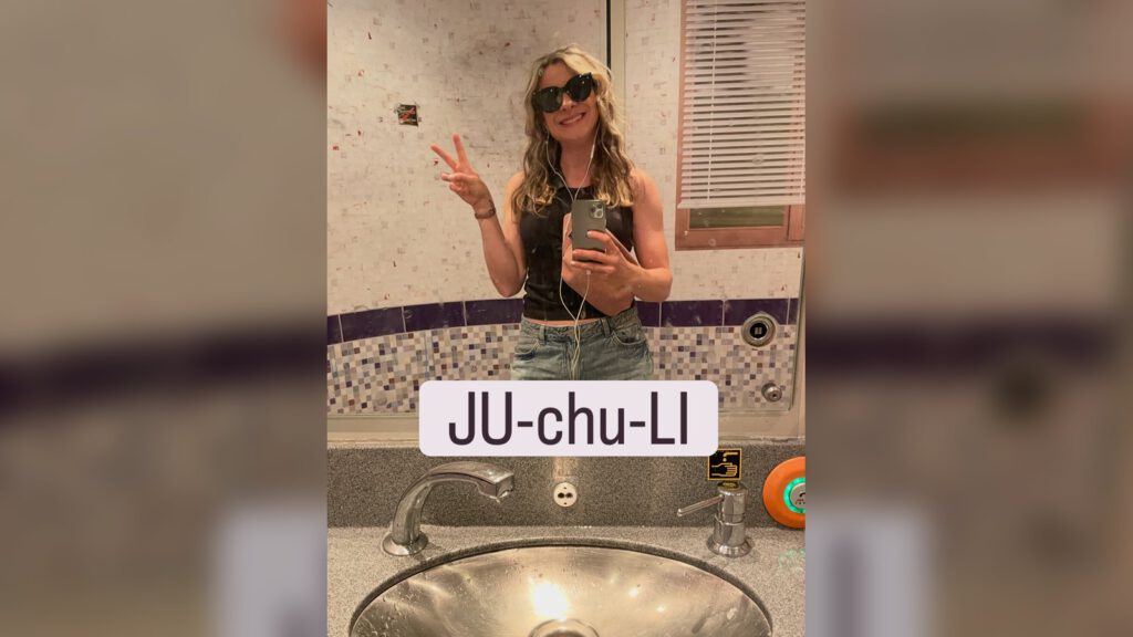 Jenna von Thäne mit Sonnenbrille und dem Schriftzug JU-chu-LI