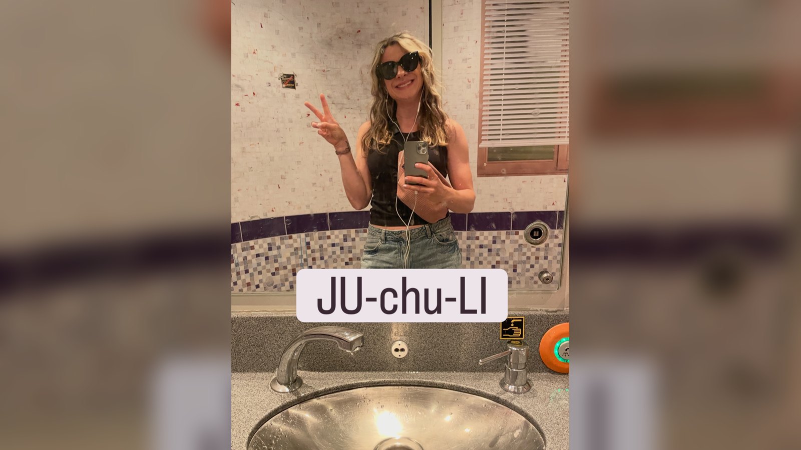 Jenna von Thäne mit Sonnenbrille und dem Schriftzug JU-chu-LI