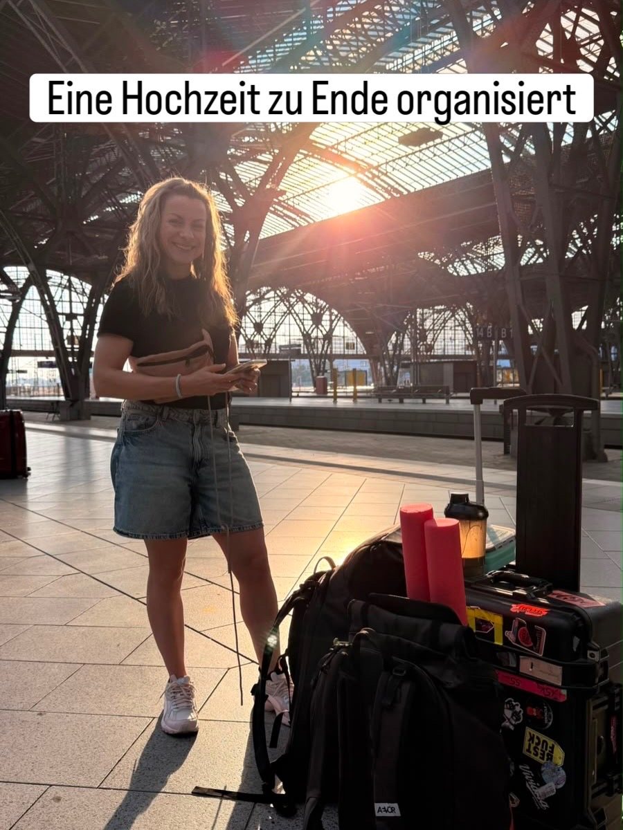 Jenna von Thäne am Bahnhof mit Gepäck nach der Hochzeitsorganisation