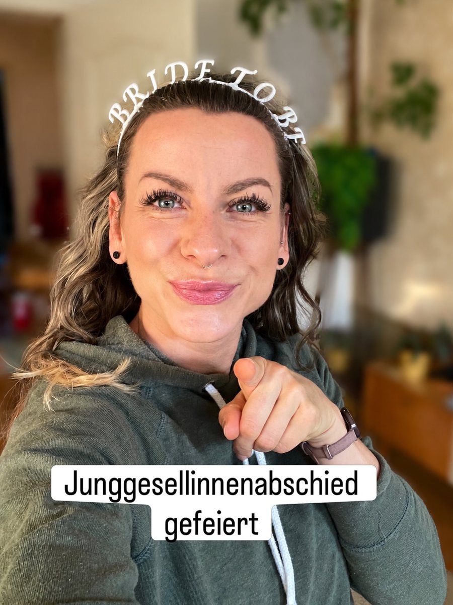 Jenna von Thäne beim Junggesellinnenabschied mit Bride-to-be-Haarreif