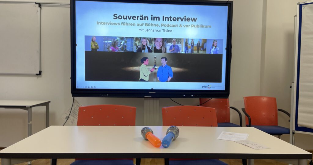 Kursraum der Volkshochschule Leipzig mit Präsentation Souverän im Interview und zwei Mikrofonen Kursraum der Volkshochschule Leipzig mit Präsentation Souverän im Interview und zwei Mikrofonen