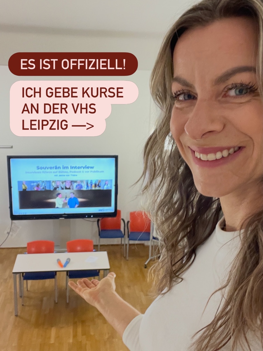 Jenna von Thäne im Kursraum der Volkshochschule Leipzig