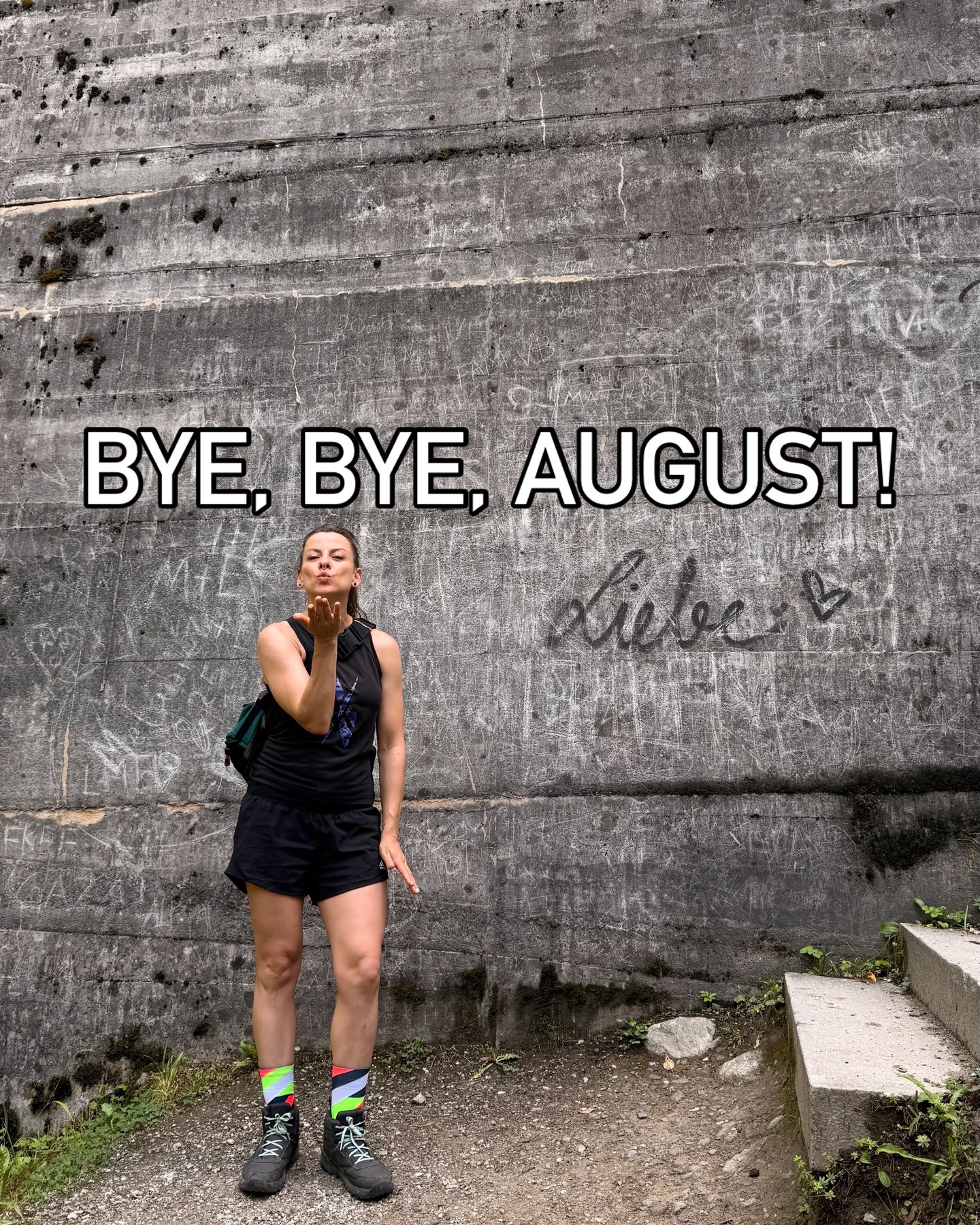 Jenna von Thäne vor Betonwand mit dem Text Bye bye August