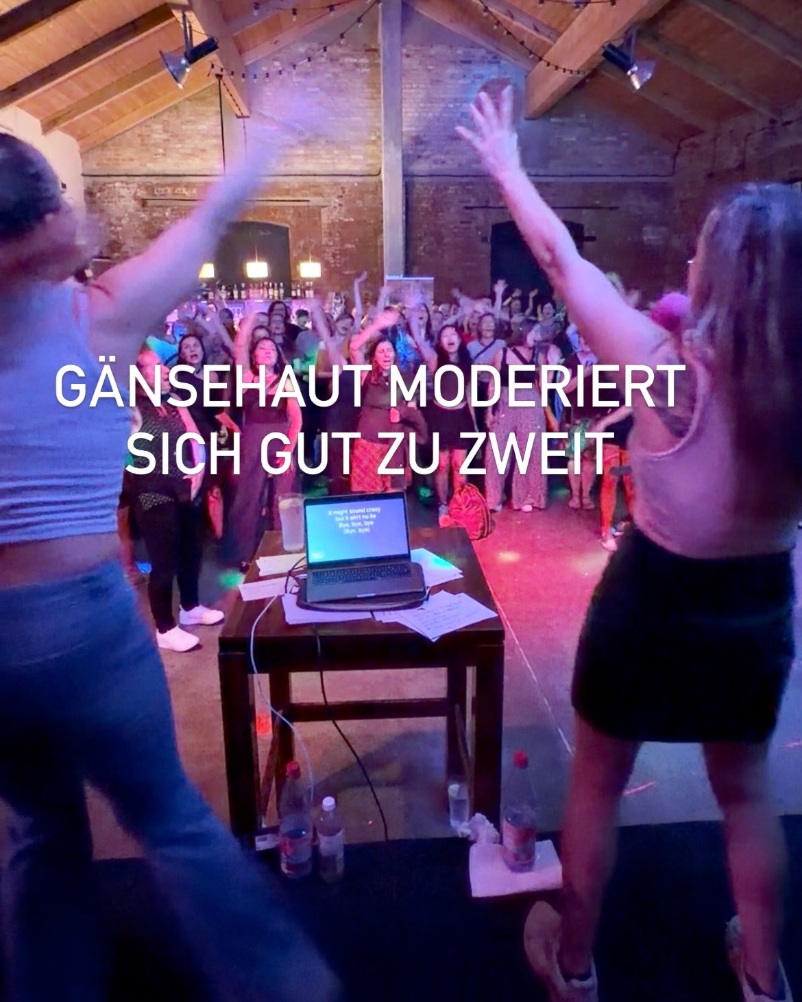 Moderationsmoment mit Publikum und dem Text Gänsehaut moderiert sich gut zu zweit