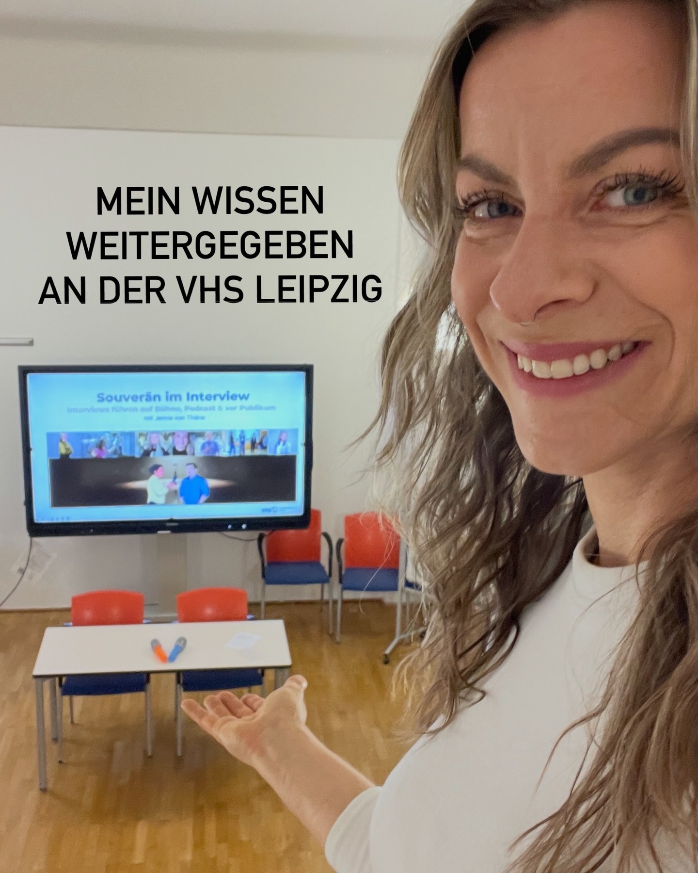 Jenna von Thäne im Kursraum der VHS Leipzig