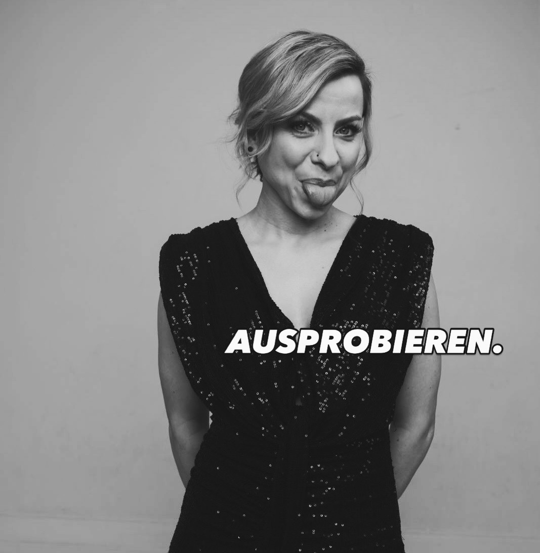 Jenna von Thäne mit dem Schriftzug Ausprobieren