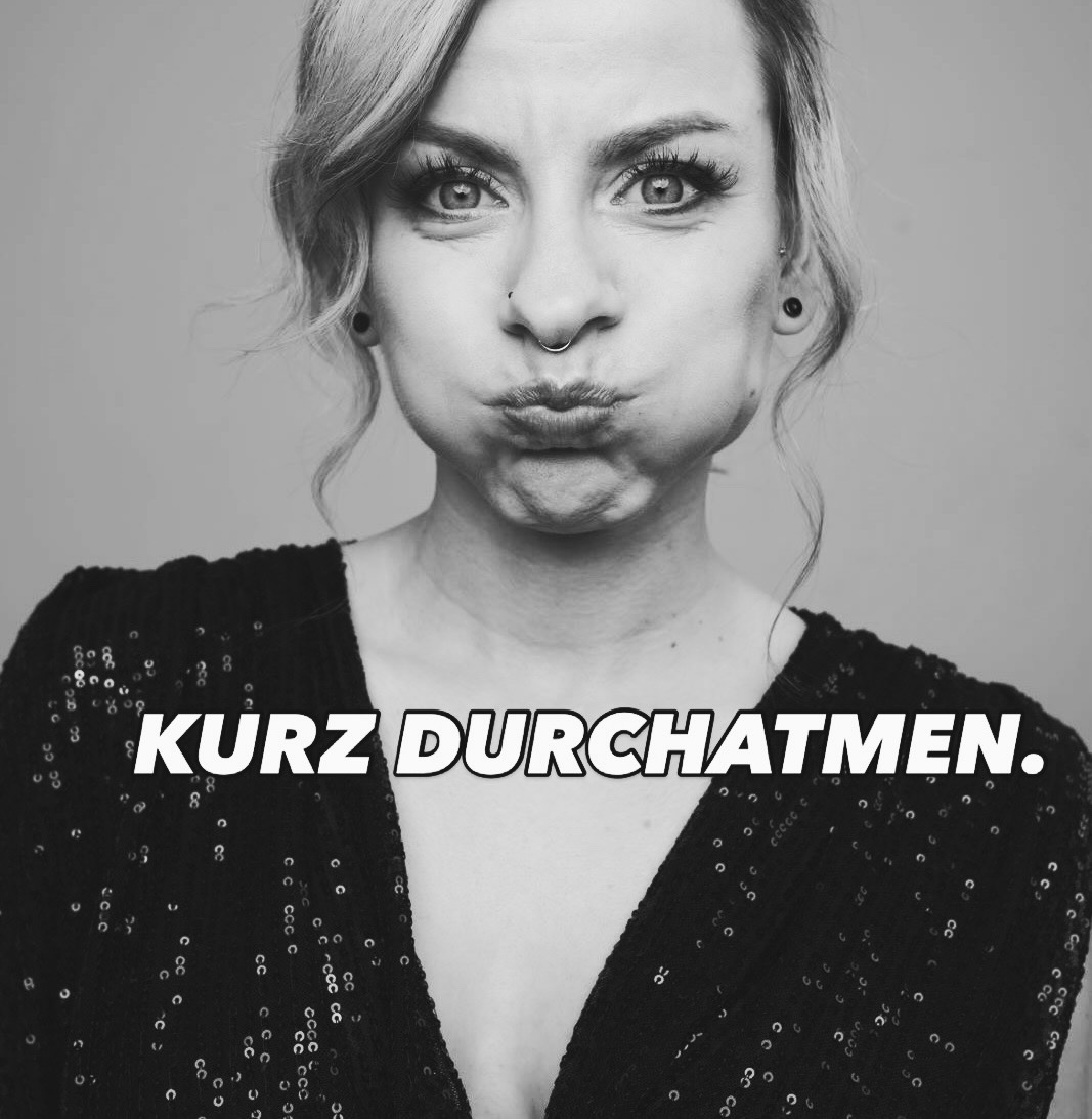 Jenna von Thäne mit dem Schriftzug Kurz durchatmen