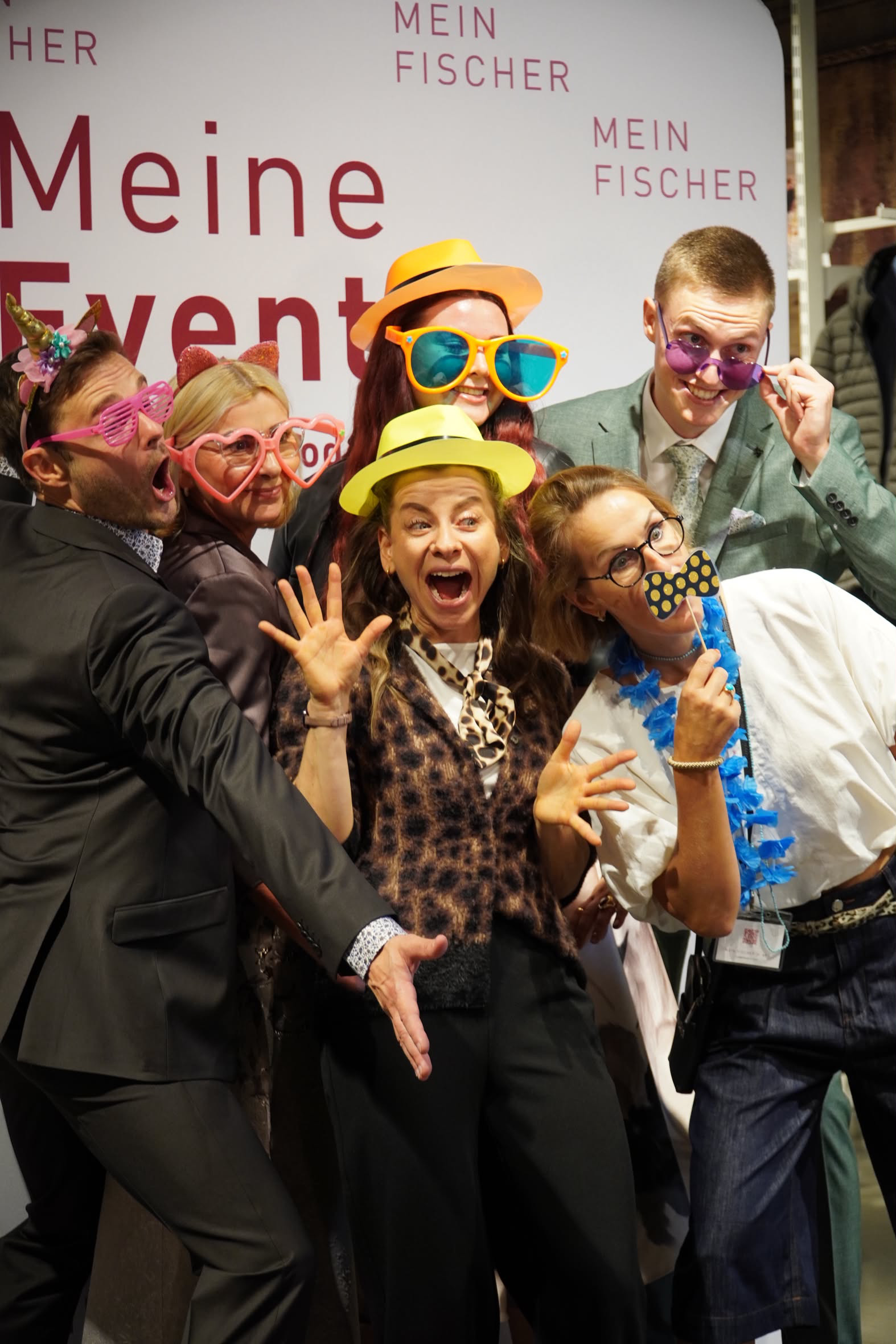Jenna von Thäne und das Modenschau-Team von MEIN FISCHER an der Fotobox