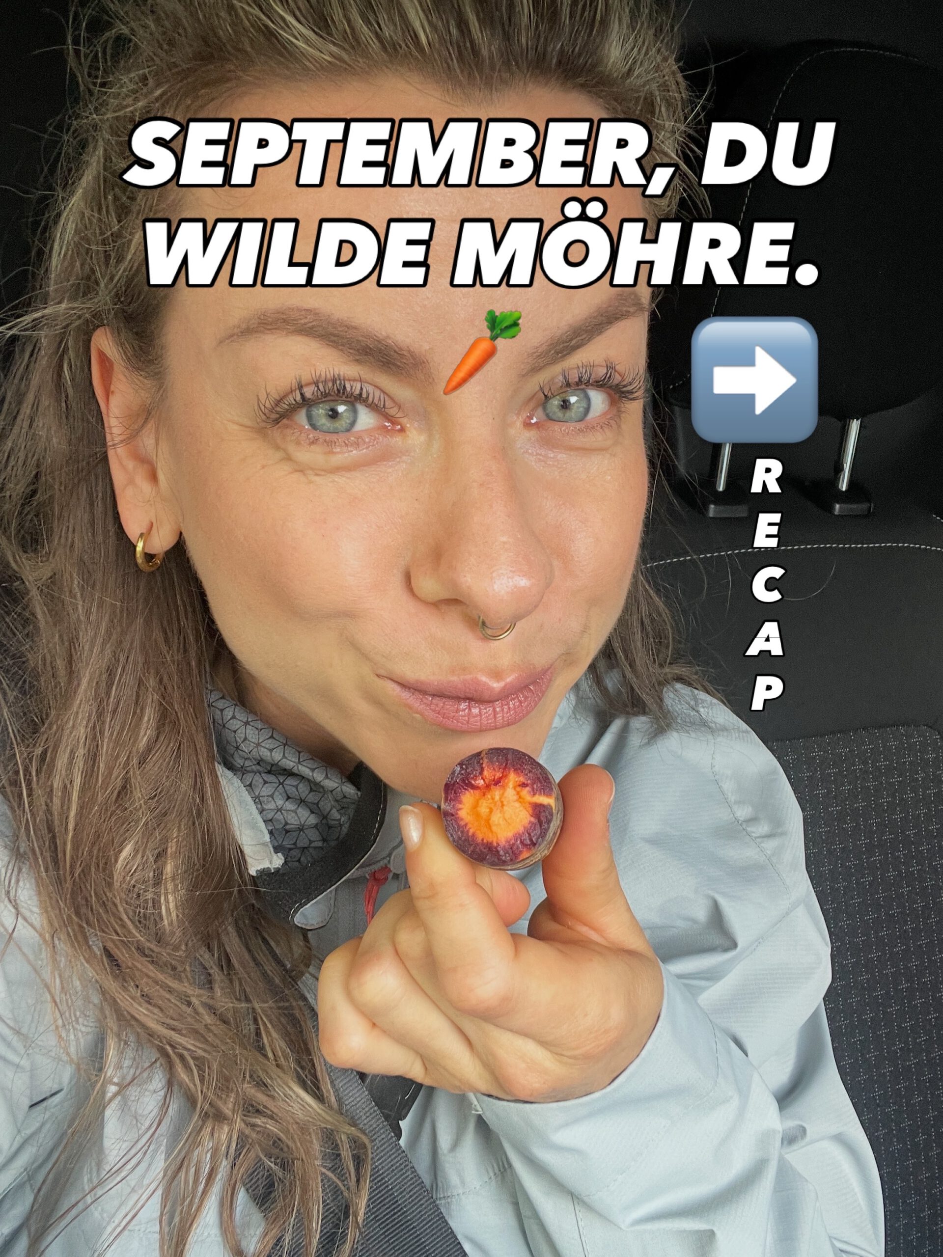 Jenna von Thäne mit einer bunten Möhre und dem Schriftzug September, du wilde Möhre