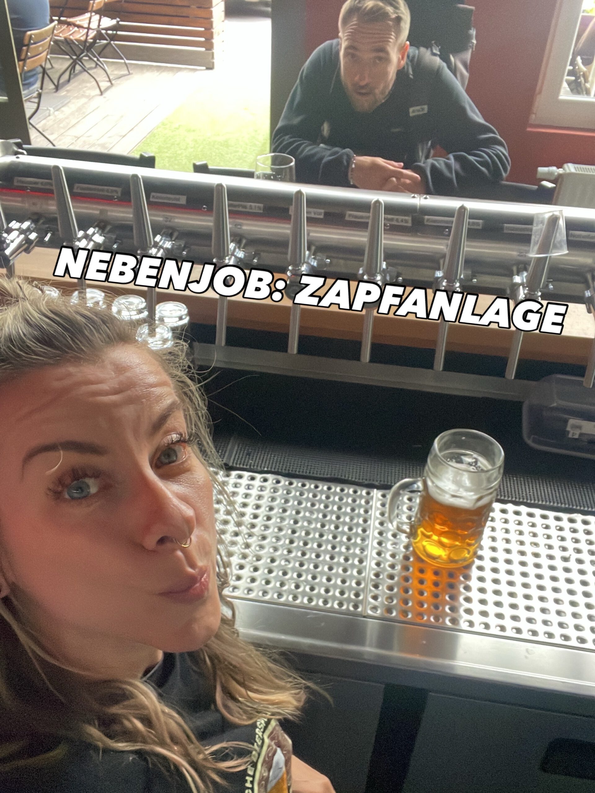 Jenna von Thäne mit einem Bier hinter der Zapfanlage im Bier’n’Roll