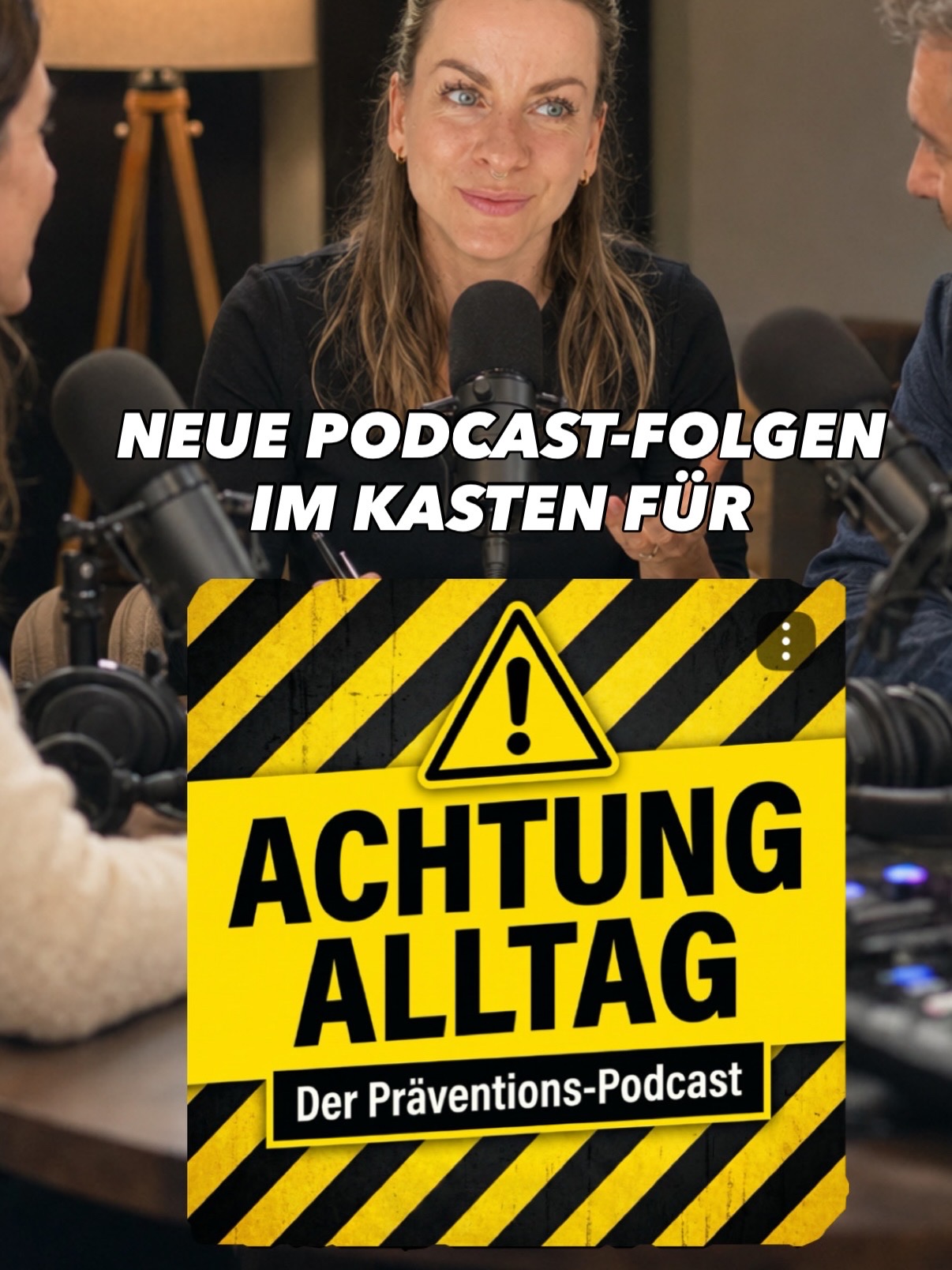 Jenna von Thäne am Mikrofon für den Präventions-Podcast Achtung Alltag